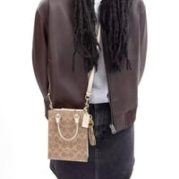 شنطة كوتش توت صغيرة بيج