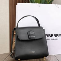 شنطة سوداء من بربري فاخره