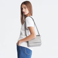 شنطة كتف كالفن كلاين سيلفر