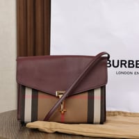 شنطة من بربري لون عنابي