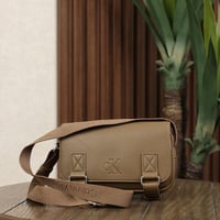 شنطه كالفن كلاين مميزه واسعه