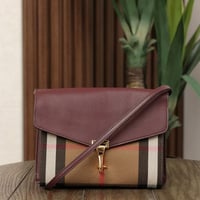 شنطة من بربري لون عنابي