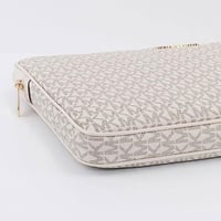 شنطة لاب توب مايكل كورس بيضاء