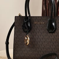 شنطة مايكل كورس من الأكورديون بني