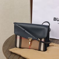 شنطة من بربري لون كحلي