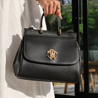 شنطة روبرتو كفالي بالشعار الذهبي