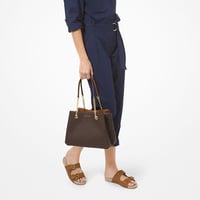 شنطة كتف تيجان مايكل كورس بني