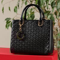 شنطة كارولينا هيريرا دوقة سوداء