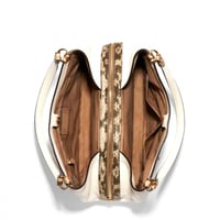 شنطه كوتش بلون الابيض والبتي الفاتح