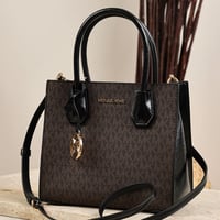 شنطة مايكل كورس من الأكورديون بني