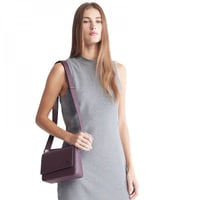 شنطة كالفن كلاين عنابي