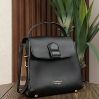 شنطة سوداء من بربري فاخره