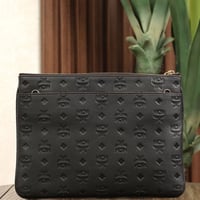 شنطة كتف كلارا ام سي ام سوداء