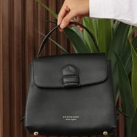 شنطة سوداء من بربري فاخره