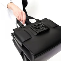 شنطة من أرماني جلد سوداء