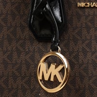 شنطة مايكل كورس من الأكورديون بني