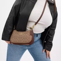 شنطة كوتش تيري بني ذهبي