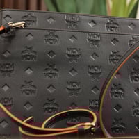 شنطة كتف كلارا ام سي ام سوداء