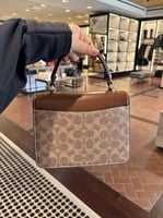 شنطه كوتش بني فاتح كرستال