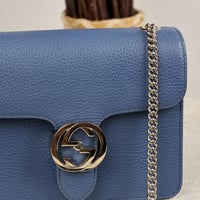 شنطة قوتشي وسط ازرق