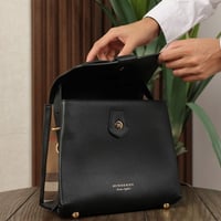 شنطة سوداء من بربري فاخره