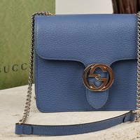 شنطة قوتشي وسط ازرق