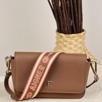 شنطة اقنر بحزام كتف بيج