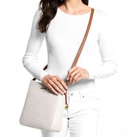 شنطة مايكل كورس ترافيل بيضاء