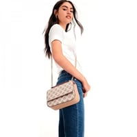 شنطه راقيه بشعار ماركه دكني لون بيج