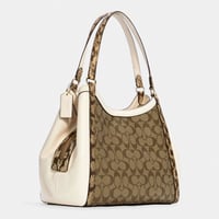 شنطه كوتش بلون الابيض والبتي الفاتح