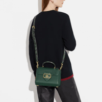 شنطة كروس أنيقة من كوتش