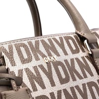 شنطة دكني مستطيلة بطبعة شعار الماركة بني