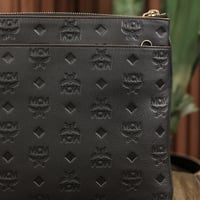 شنطة كتف كلارا ام سي ام سوداء