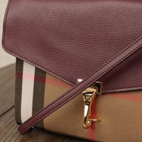 شنطة من بربري لون عنابي