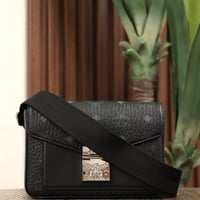 شنطة من ام سي ام سوداء