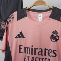 طقم ريال مدريد تمارين وردي 2024/2025