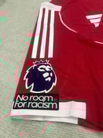 تيشيرت ليفربول الاساسي نسخة الاعبين موسم 2025/2026...