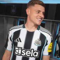 تيشيرت نيوكاسل الاساسي نسخة الاعبين موسم 2025/2026