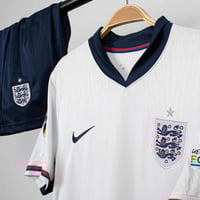 طقم منتخب انجلترا الاساسي 24/25