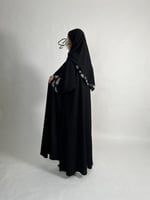 عبايه بطرف أبيض وأسود