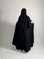 عبايه بأكمام تطريز