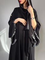 عباية بأكمام مكشكشه