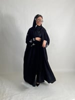 عبايه بتطريز أبيض