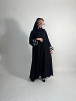 عبايه بطرف أبيض وأسود