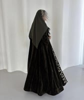 عباية مخمل زيتي مكسر بتطريز يدوي