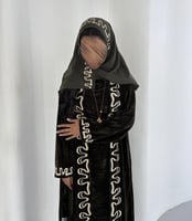 عباية مخمل زيتي مكسر بتطريز يدوي