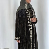 عباية مخمل زيتي مكسر بتطريز يدوي