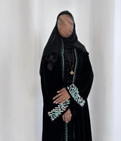 مخمل اسود بتطريز نيلي