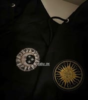 هودي واحد فقط (الشمس او القمر )