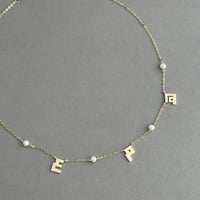 عقد إسمين أو اكثر مزين بلؤلؤ